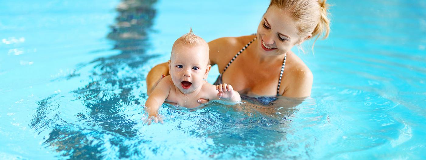 Kdy se dítě učí plavat?