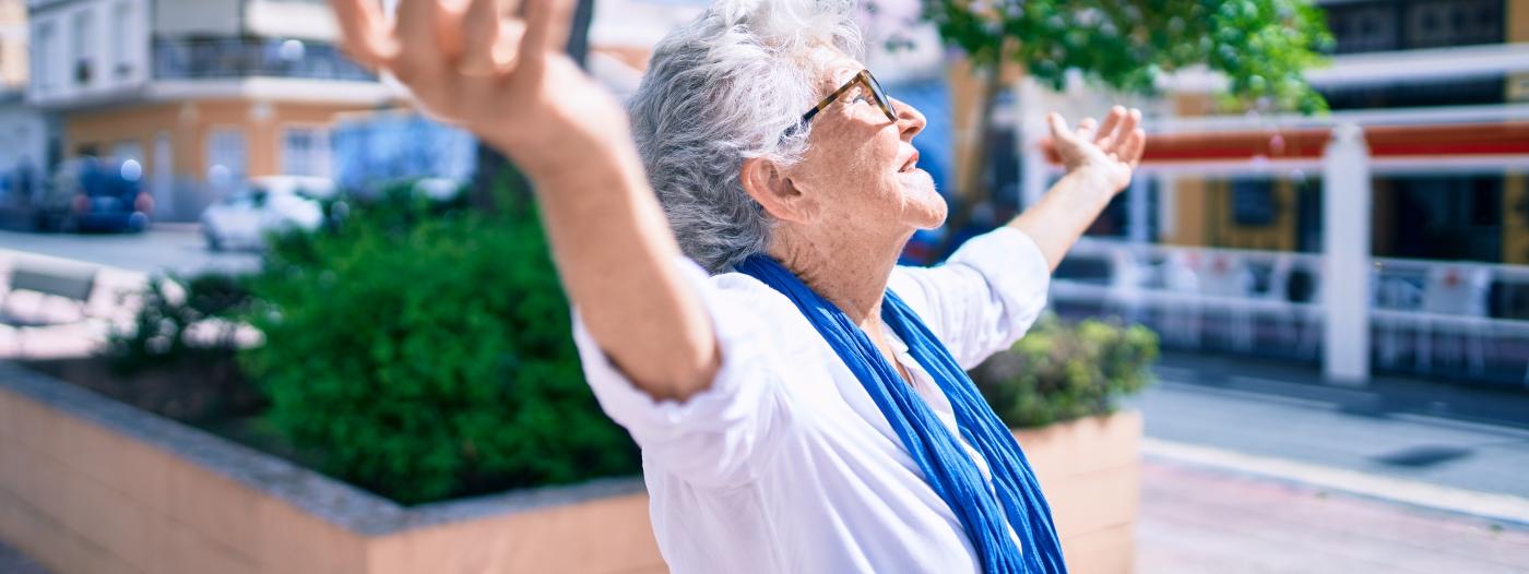 Stařecký třes a pigmentové skvrny: Kdy zpozornět?