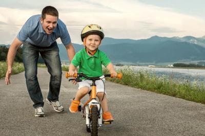 Kdy začít s jízdou na kole? Jakmile se dítě postaví