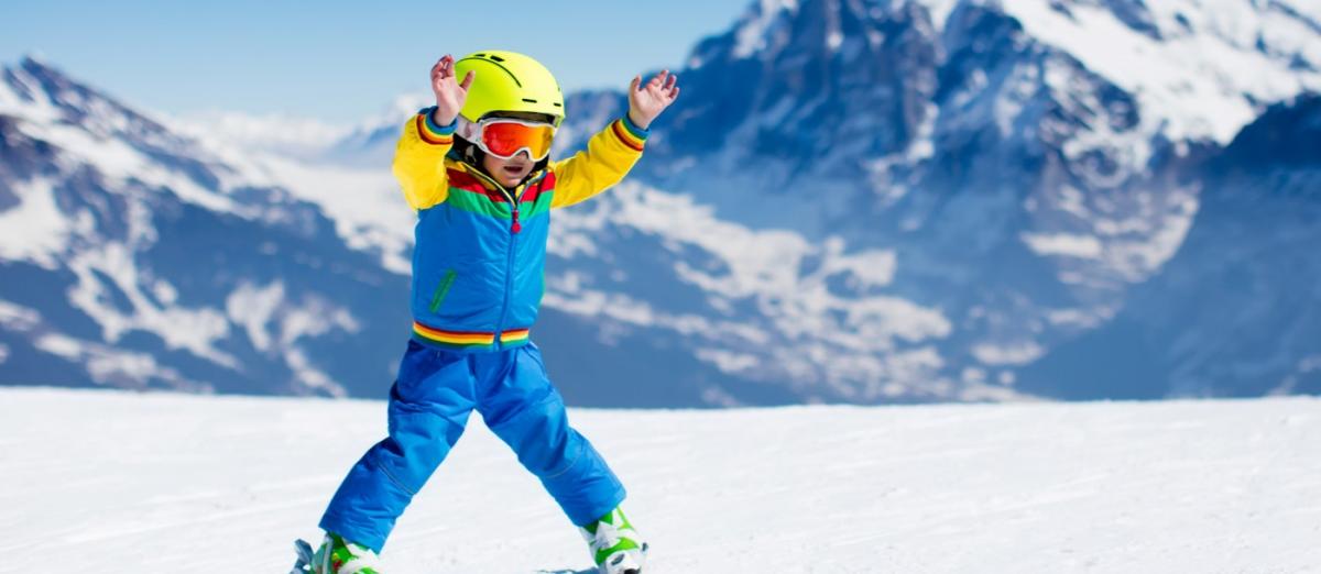 dítě na lyžích