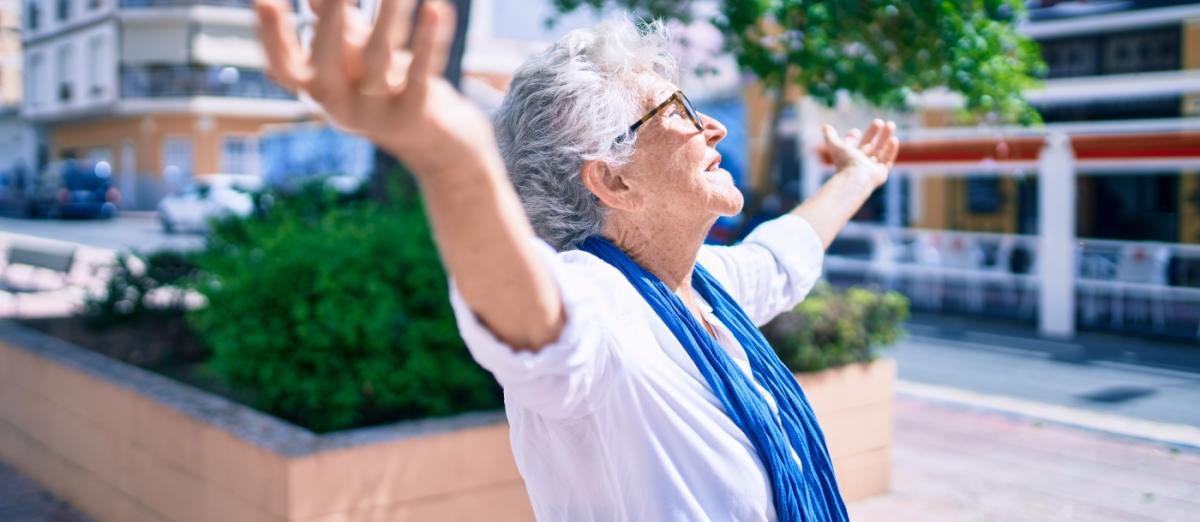 Stařecký třes a pigmentové skvrny: Kdy zpozornět?
