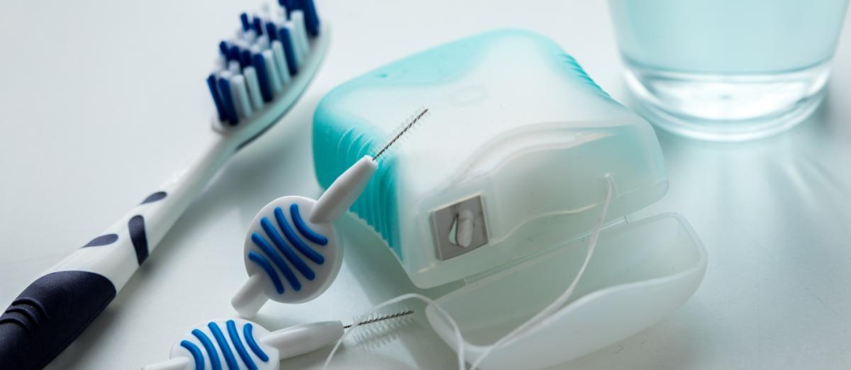Jak čistit mezizubní prostory: kartáčkem, nebo nití?