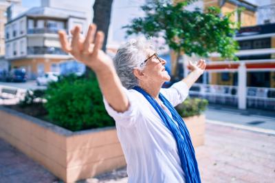 Stařecký třes a pigmentové skvrny: Kdy zpozornět?