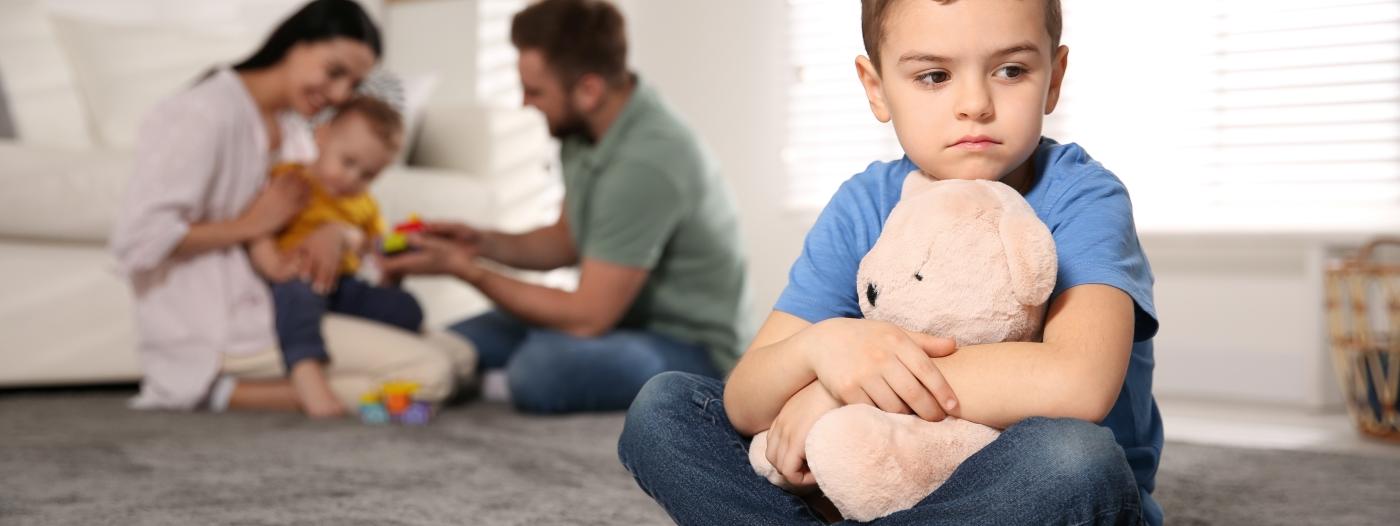 Jak se vypořádat s žárlivostí na sourozence