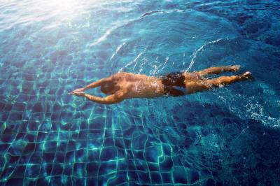 Trpíte stresem a nespavostí? Běžte si zaplavat! 