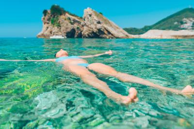 Proč voda nadnáší a kdy jde tělo ke dnu?