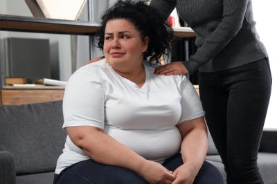 žena utěšující obézní ženu