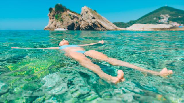 Zajímavosti o plavání: Proč voda nadnáší a kdy jde tělo ke dnu?