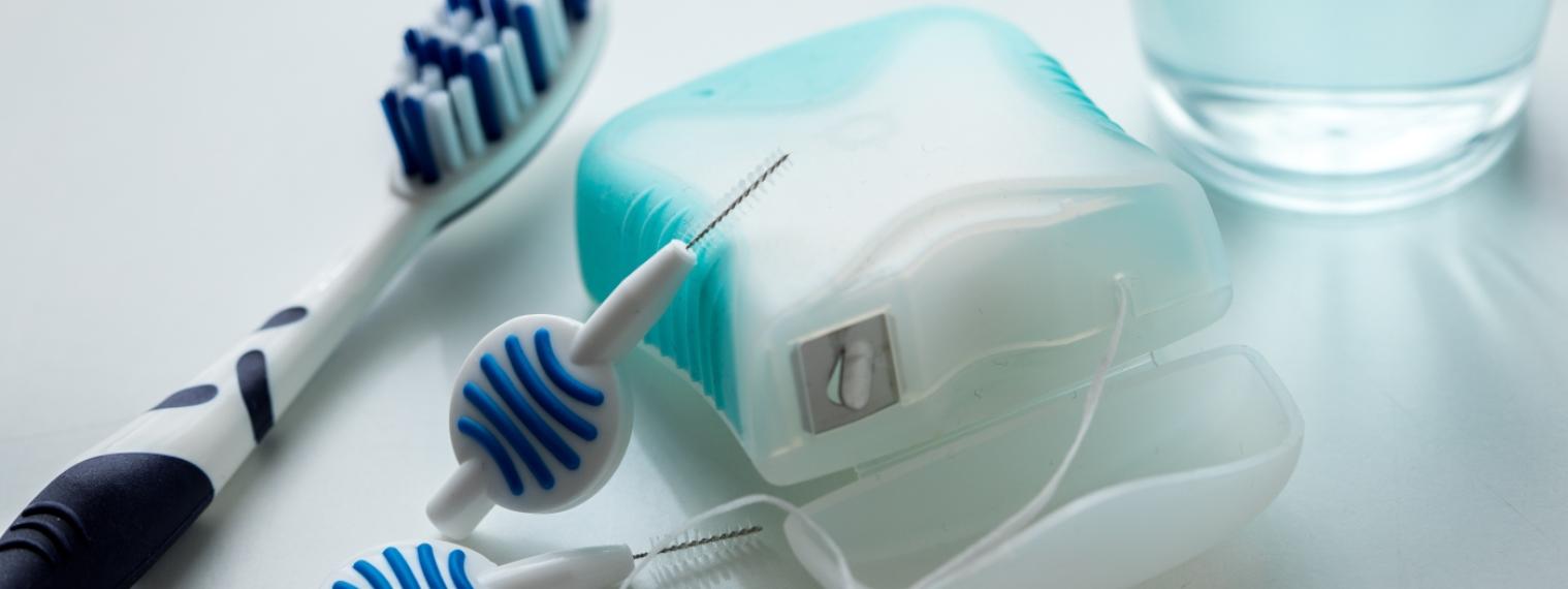 Jak čistit mezizubní prostory: kartáčkem, nebo nití?